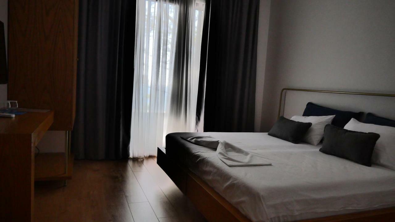 H&M Hotel Влёра Экстерьер фото
